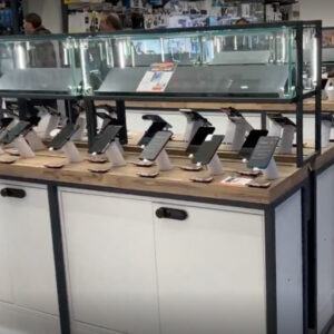 Expert Link displays OnePODs with phones in a retail location