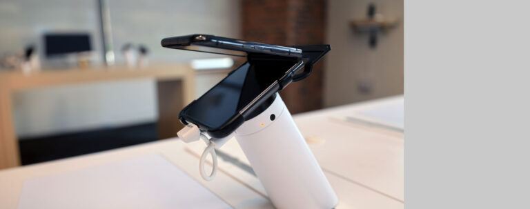 Motorola Collaborates with InVue to Securely Relaunch an Iconic Mobile Device