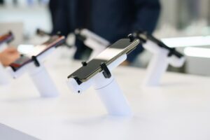 Smartphone being displayed by OnePOD Max at Claro's retail store