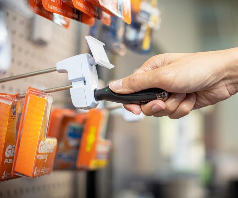 Locking Hook with OneKEY protecting razors