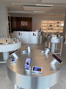 OnePODs displaying phones on tables at Mii