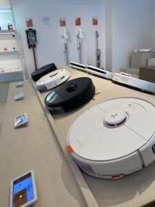 Robotic vacuums secured in retail setting