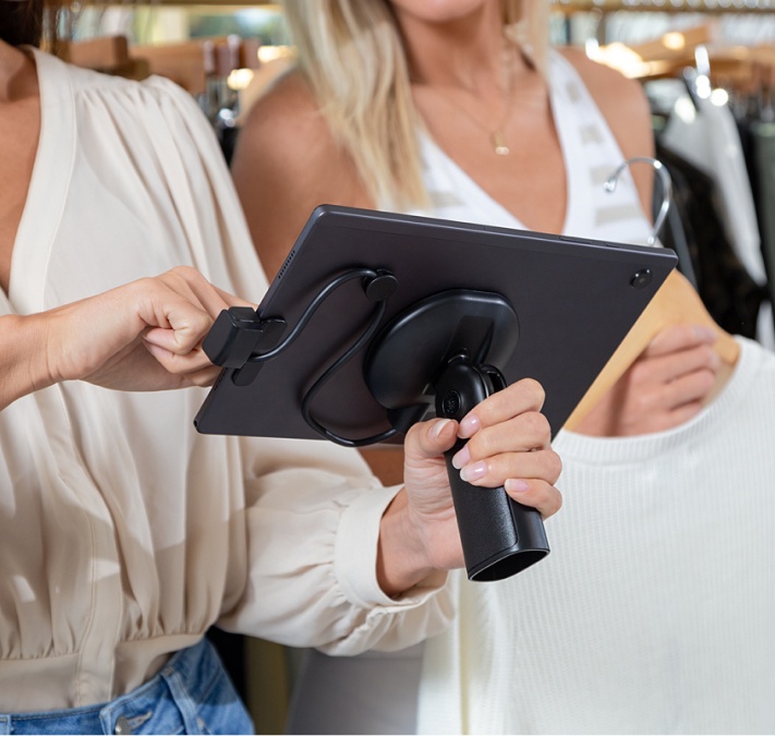 Two women using a mPOS solution in a retail environment.