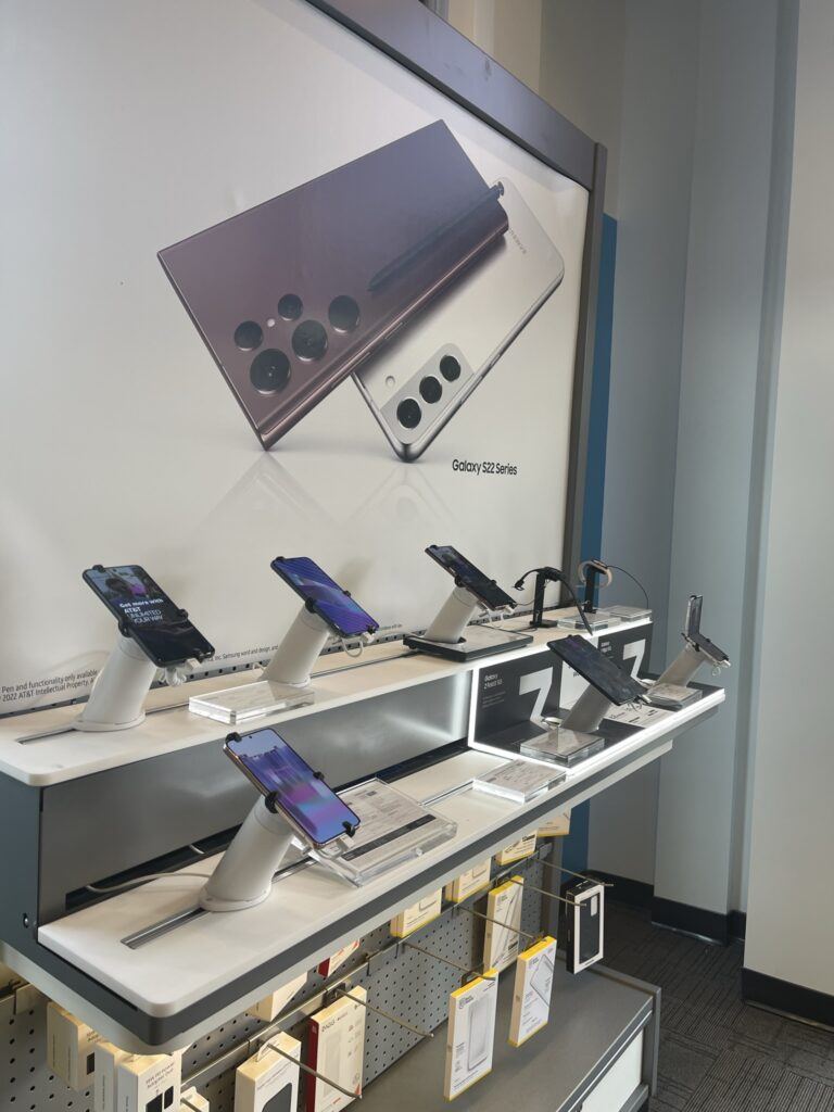 LIVE OnePOD displaying phones and iPads at AT&T store