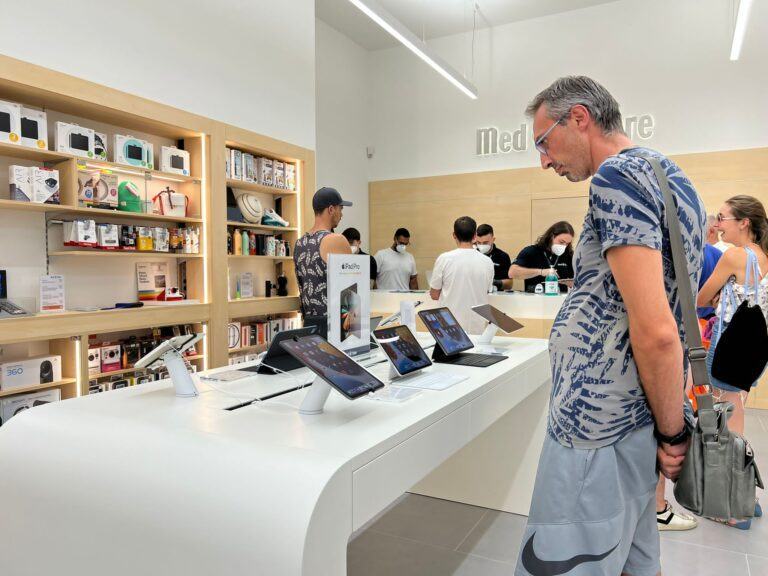 LIVE OnePOD displaying phones and iPads in Italian store