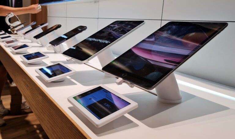 LIVE OnePOD displaying iPads and Phones