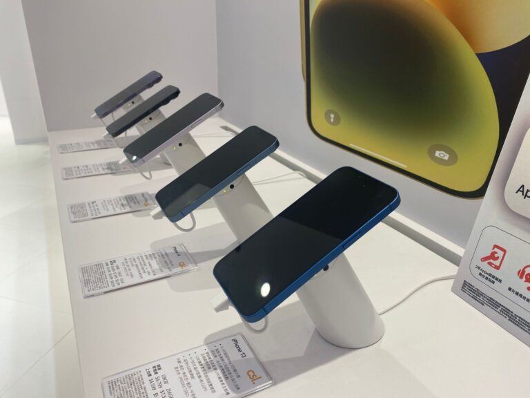InVue OnePOD displaying phones