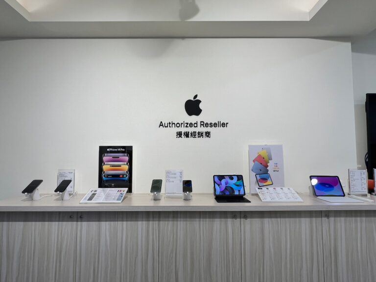 Phones and laptops on display with OnePODs and Zips