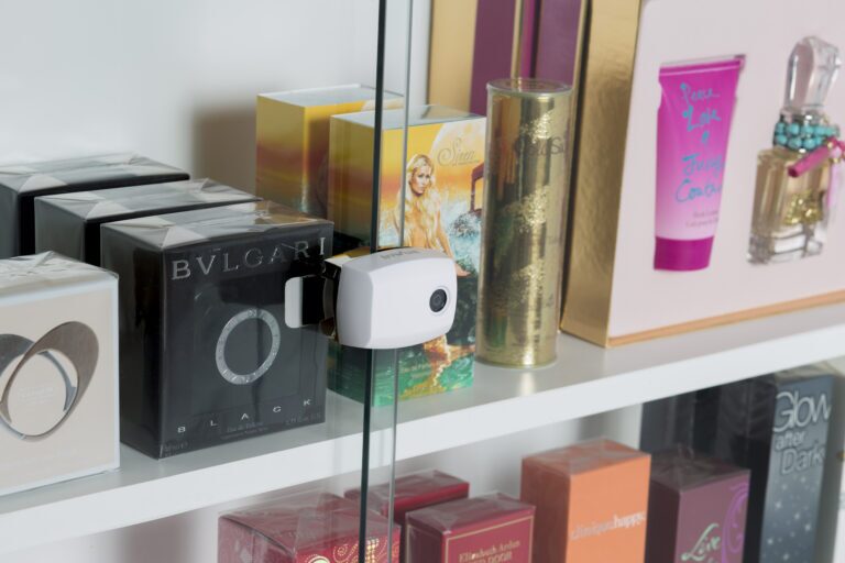 A lock for glass display that works with an electronic key. It secures beauty products.
