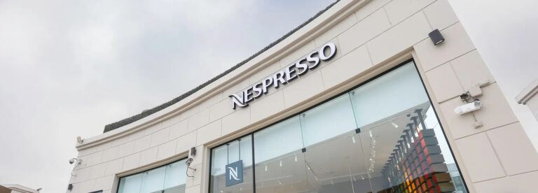 NE150 de InVue: una combinación perfecta de seguridad y estilo para la tienda Jockey Plaza de Nespresso